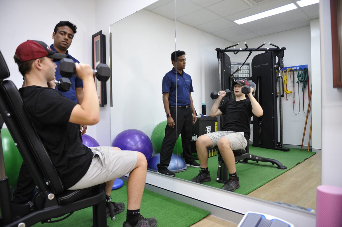Exercise physiologist guiding a client through an individual exercise program